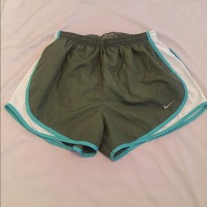 Olive green Nike shorts!! (M)